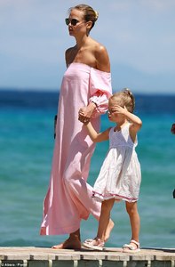 42B370C400000578-4732194-Inspirational_She_told_Grazia_She_knows_how_to_pose_which_is_ver-a-166_1501080671498.jpg