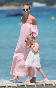 42B3833400000578-4732194-Soaking_up_the_sun_Teaming_her_pink_lined_frock_with_pastel_sand-a-164_1501080671245.jpg