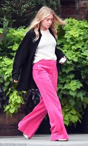 42B537E800000578-4733214-Tickled_pink_Ashley_Olsen_traded_out_her_usual_all_black_fashion-a-61_1501100185039.jpg