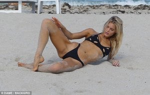 42C5EC0600000578-4739680-Stunner_The_model_rocked_the_black_two_piece_while_on_a_Miami_be-a-6_1501255589201.jpg