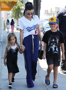 42C8B88100000578-4741202-Cute_Kourtney_s_kids_also_looked_chic_in_their_respective_outfit-m-10_1501290451406.jpg