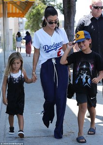 42C8B8E300000578-4741202-Go_team_Kourtney_looked_sporty_chic_in_a_Dodgers_baseball_shirt_-m-9_1501290435174.jpg