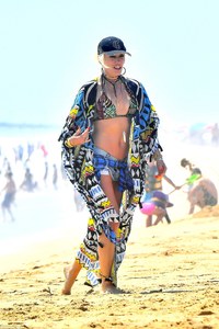 42D9D50800000578-4747060-Stylish_stunner_The_performer_wrapped_her_beautiful_body_in_a_lo-a-36_1501518455150.jpg