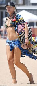 42D9D52100000578-4747060-Beach_babe_The_Voice_judge_toted_a_bag_of_towels_and_toys_for_th-a-52_1501519555659.jpg