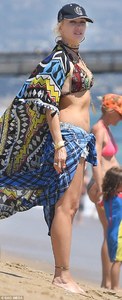 42D9D9DD00000578-4747060-Taut_tummy_The_47_year_old_displayed_her_incredible_abs_in_a_mul-a-48_1501519515290.jpg