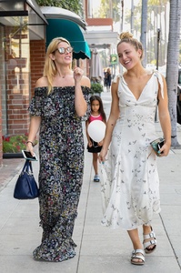 45987444_ashley-greene-out-shopping-with-a-friend-in-beverly-hills-7.jpg