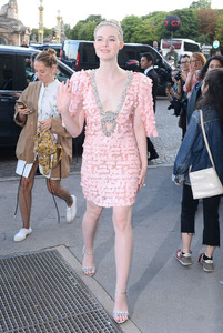 46018332_elle-fanning-8.jpg