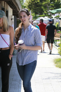 46250001_lana-del-rey-getting-coffee-in-la-4.jpg