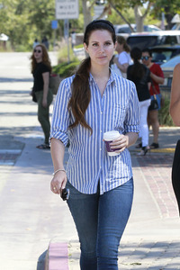 46250005_lana-del-rey-getting-coffee-in-la-6.jpg