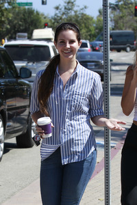 46250009_lana-del-rey-getting-coffee-in-la-9.jpg