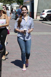 46250012_lana-del-rey-getting-coffee-in-la-12.jpg