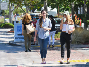 46250020_lana-del-rey-getting-coffee-in-la-14.jpg