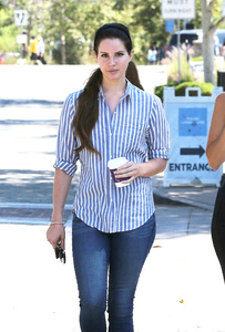 46250036_lana-del-rey-getting-coffee-in-la-29.jpg