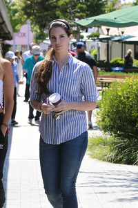 46250083_lana-del-rey-getting-coffee-in-la-2.jpg