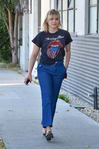 46425997_chloe-moretz-heads-to-a-meeting-in-beverly-hills-4.jpg