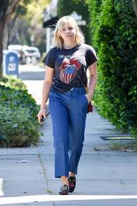 46426002_chloe-moretz-heads-to-a-meeting-in-beverly-hills-7.jpg