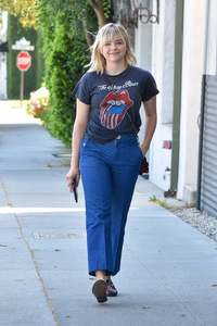 46426008_chloe-moretz-heads-to-a-meeting-in-beverly-hills-11.jpg