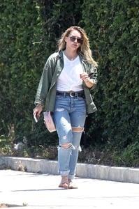 46527539_hilary-duff-ripped-jeans-out-and-about-in-la-adds-24.jpg