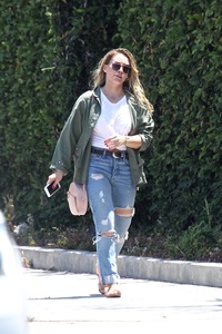 46527542_hilary-duff-ripped-jeans-out-and-about-in-la-adds-25.jpg