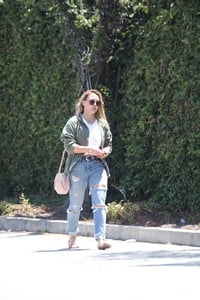 46527547_hilary-duff-ripped-jeans-out-and-about-in-la-adds-27.jpg