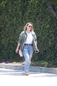 46527549_hilary-duff-ripped-jeans-out-and-about-in-la-adds-28.jpg