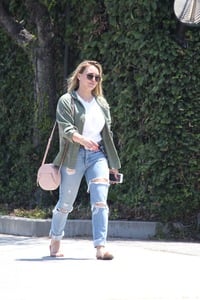 46527550_hilary-duff-ripped-jeans-out-and-about-in-la-adds-29.jpg