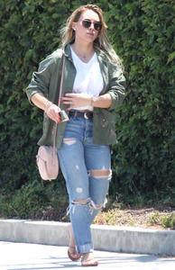 46527557_hilary-duff-ripped-jeans-out-and-about-in-la-adds-34.jpg