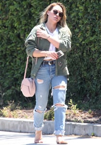 46527562_hilary-duff-ripped-jeans-out-and-about-in-la-adds-36.jpg