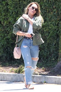 46527565_hilary-duff-ripped-jeans-out-and-about-in-la-adds-37.jpg
