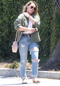 46527581_hilary-duff-ripped-jeans-out-and-about-in-la-adds-38.jpg