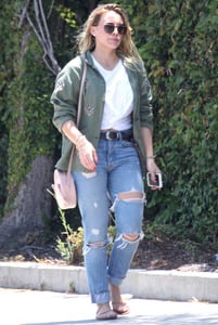 46527669_hilary-duff-ripped-jeans-out-and-about-in-la-adds-43.jpg