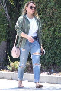 46527671_hilary-duff-ripped-jeans-out-and-about-in-la-adds-44.jpg