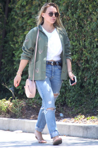 46527674_hilary-duff-ripped-jeans-out-and-about-in-la-adds-46.jpg