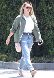 46527690_hilary-duff-ripped-jeans-out-and-about-in-la-adds-55.jpg