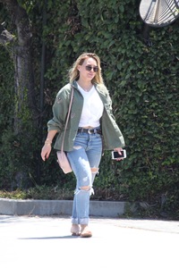 46527700_hilary-duff-ripped-jeans-out-and-about-in-la-adds-60.jpg