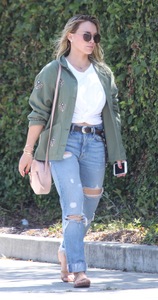 46527701_hilary-duff-ripped-jeans-out-and-about-in-la-adds-61.jpg
