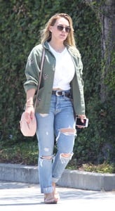 46527703_hilary-duff-ripped-jeans-out-and-about-in-la-adds-62.jpg