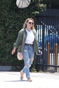46527713_hilary-duff-ripped-jeans-out-and-about-in-la-adds-65.jpg
