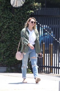 46527736_hilary-duff-ripped-jeans-out-and-about-in-la-adds-66.jpg