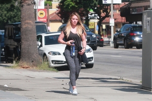 47491785_hilary-duff-heads-to-pilates-in-sherman-oaks-1.jpg