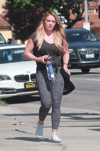 47491787_hilary-duff-heads-to-pilates-in-sherman-oaks-2.jpg