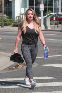 47491789_hilary-duff-heads-to-pilates-in-sherman-oaks-3.jpg