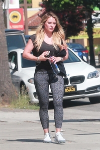 47491794_hilary-duff-heads-to-pilates-in-sherman-oaks-6.jpg