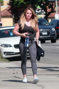 47491797_hilary-duff-heads-to-pilates-in-sherman-oaks-8.jpg