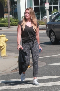 47491800_hilary-duff-heads-to-pilates-in-sherman-oaks-11.jpg