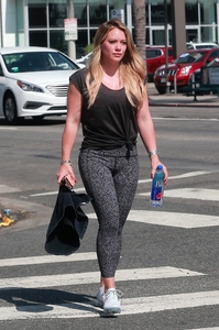 47491803_hilary-duff-heads-to-pilates-in-sherman-oaks-13.jpg