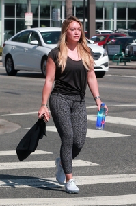 47491804_hilary-duff-heads-to-pilates-in-sherman-oaks-14.jpg