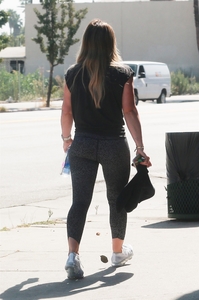 47491807_hilary-duff-heads-to-pilates-in-sherman-oaks-16.jpg