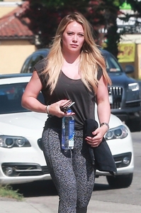 47491809_hilary-duff-heads-to-pilates-in-sherman-oaks-17.jpg