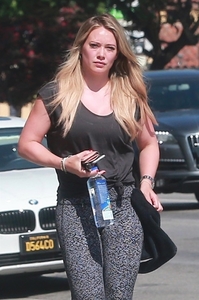 47491810_hilary-duff-heads-to-pilates-in-sherman-oaks-18.jpg